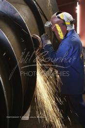 Image du Maroc Professionnelle de  Un ouvrier s'active dans les Ateliers de STROC Industrie à Had Soualem Vendredi 20 Juin 2007, STROC est une société marocaine qui exerce son métier dans le domaine de l’ingénierie d’exécution pour les industries de procédé, les réalisations à son actif l’ont conduit à développer une expertise et un savoir-faire fort dans la construction ainsi que dans différents métiers afin d'offrir des solutions clé en main pour satisfaire au mieux ses clients. Parmi ces réalisations ont trouve : des unités de stockage et de traitement de produits liquides ou gazeux, installations de manutention et de traitement de produits en vrac ainsi que dans les domaines de Ingénierie Etudes, Génie Civil, Chaudronnerie, Structure Métallique, Tuyauterie, Montage, Maintenance, Bâtiments industriels, Logistiques, Tertiaires et Ouvrages d’Art. (Photo / Abdeljalil Bounhar)